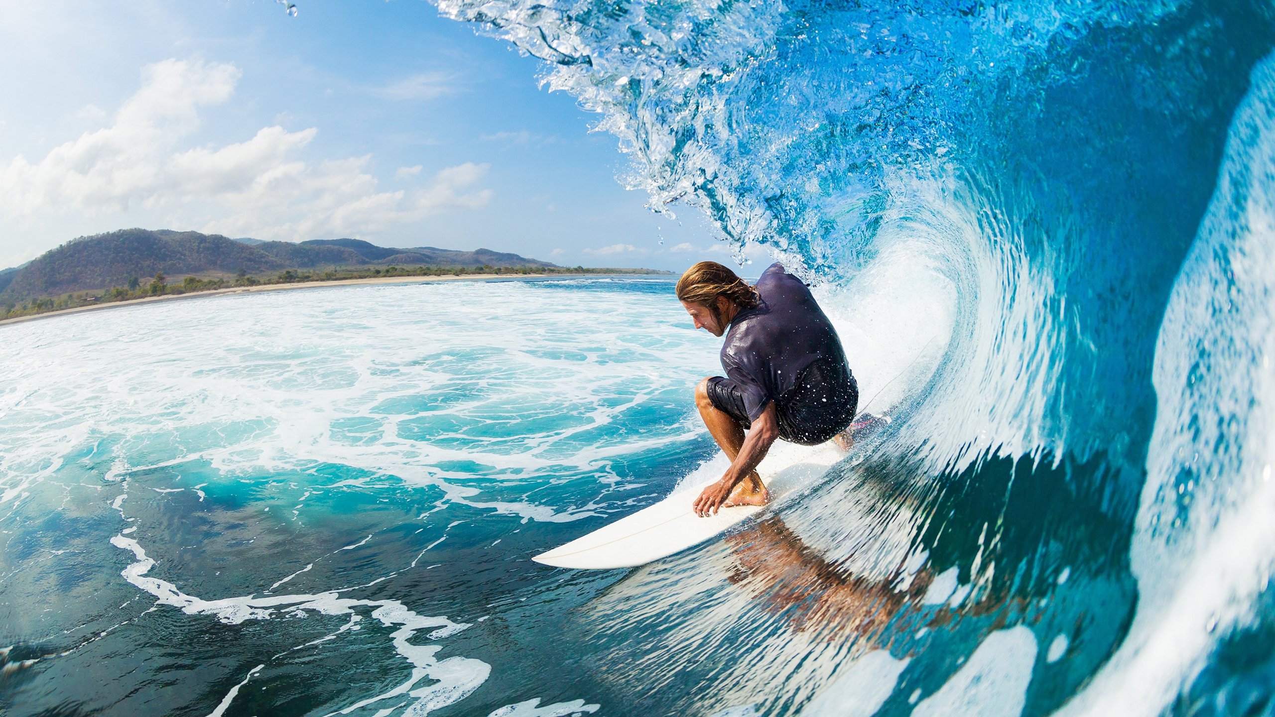 开云ios下载-历史性时刻：首次在湿滑赛道中夺冠
